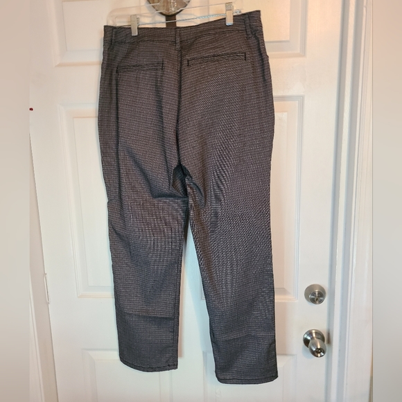 Lee Petites Woman's Relaxed Fit Straight Leg Mid-Rise Strech Pants, Size: 14P - Picture 12 of 16